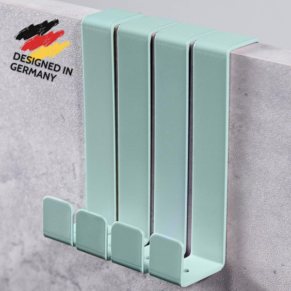Vier mintfarbene Metallhaken zum Einhängen an Schranktüren oder Regalen, entworfen in Deutschland.