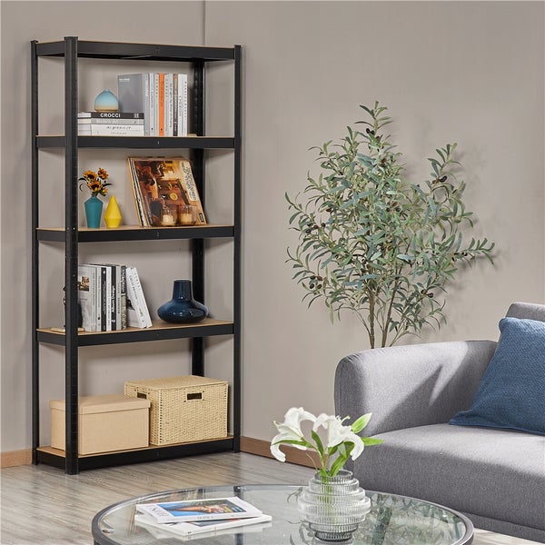 Schwarzes Metallregal mit fünf Holzböden in einem modern eingerichteten Wohnzimmer neben einer Pflanze und einem Sofa.