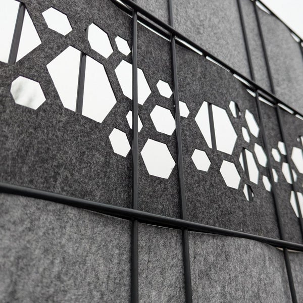 Sichtschutzzaun mit Filzelementen und sechseckigen Mustern