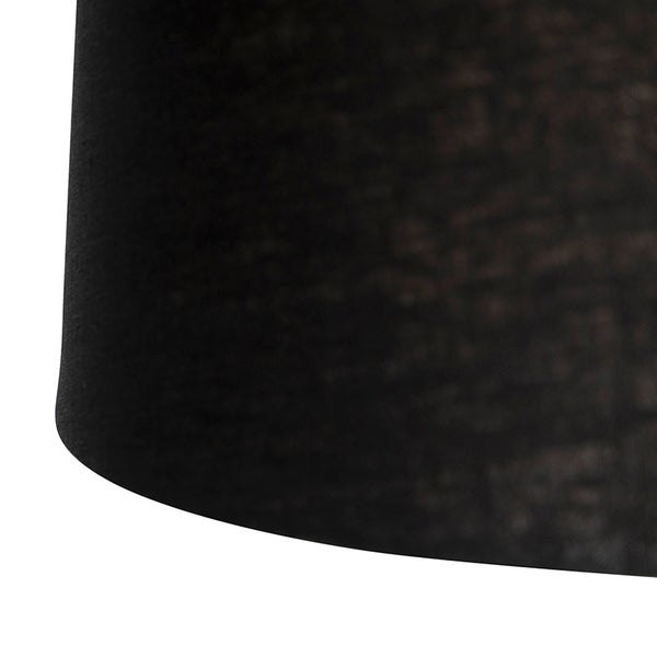 Nahaufnahme eines schwarzen Lampenschirms aus Textil mit feiner Webstruktur.