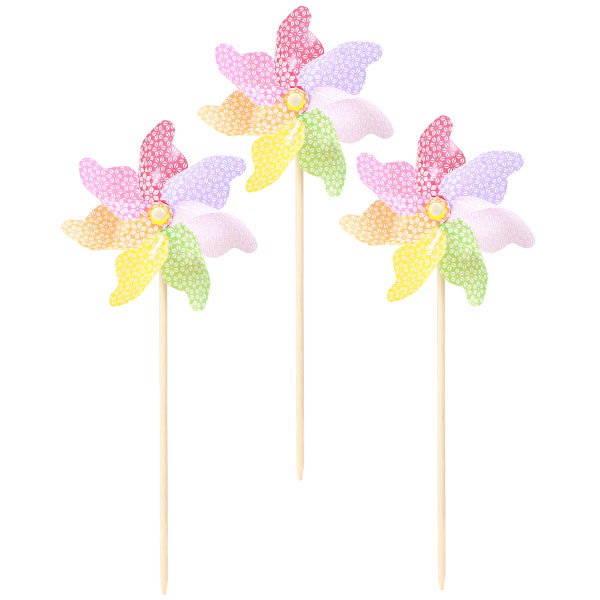 Drei bunte Windräder mit Holzstab