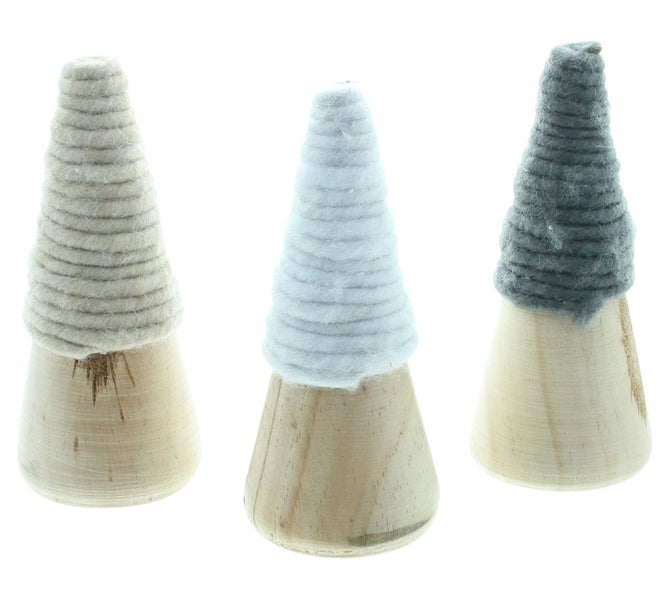 Drei dekorative Weihnachtsbäume aus Holz und Filz