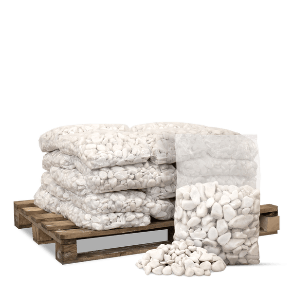 Gestapelte Säcke mit weißen Zierkieseln auf einer Holzpalette, mit einer Auswahl an losen Steinen davor.