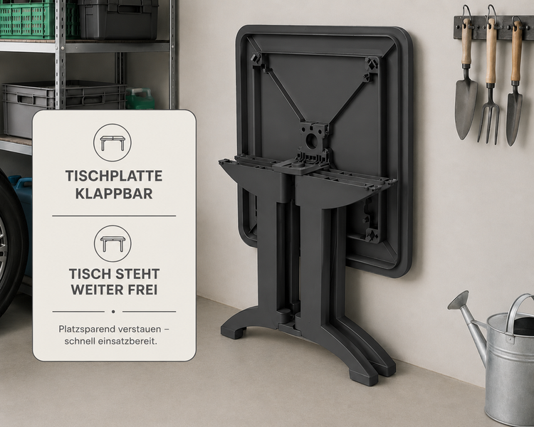 Zusammengeklappter, freistehender Gartentisch aus Kunststoff in einem organisierten, hellen Lagerraum neben Gartenwerkzeugen und einer Gießkanne.