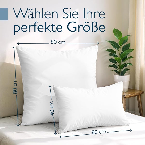 Zwei weiße Kopfkissen übereinander gestapelt, quadratische Form, weiches Material.