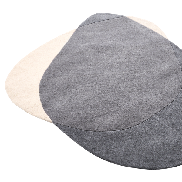 Asymmetrischer Teppich in Grau und Beige mit kurzem Flor in organischer Form.
