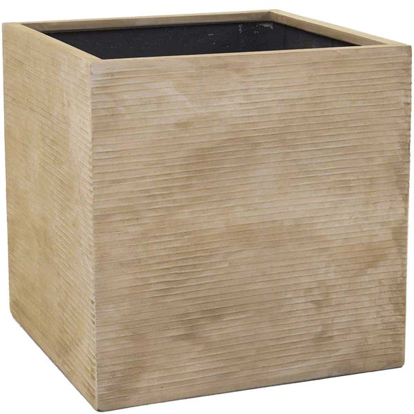 Quadratischer Pflanzkübel mit horizontaler Rillenstruktur.