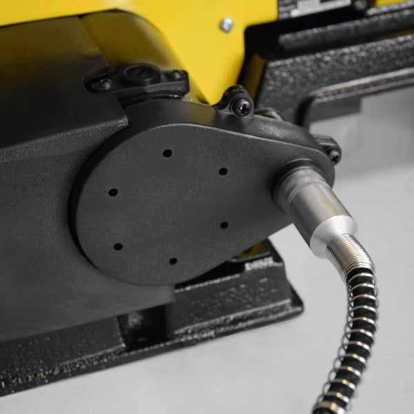 Detailansicht einer Metallsägemaschine mit flexiblem Kühlmittelschlauch