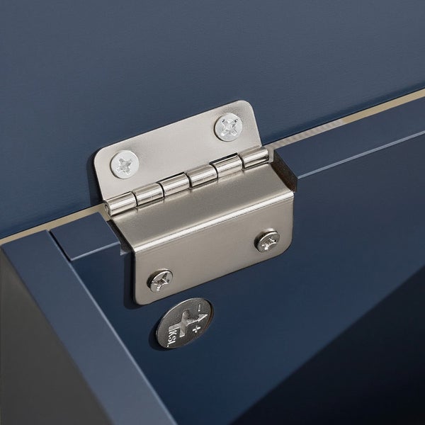 Detailansicht eines Möbelscharniers aus Metall