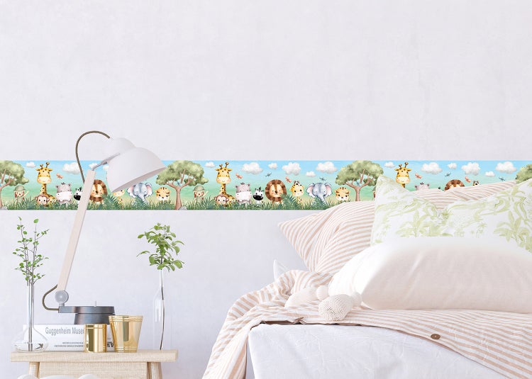 Selbstklebende Tapetenbordüre für Kinderzimmer mit Safari-Tieren wie Giraffe, Löwe und Elefant im Aquarell-Stil.