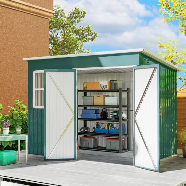 Geräumiges Metallgerätehaus mit geöffneten Doppeltüren, Inneneinrichtung mit schwarzem Standregal und verschiedenen Aufbewahrungsboxen auf Terrasse.