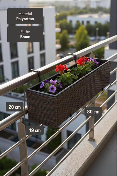 Rechteckiger Balkonkasten aus Polyrattan mit Halterung am Balkongeländer, bepflanzt, Maße 80 mal 19 mal 20 Zentimeter.