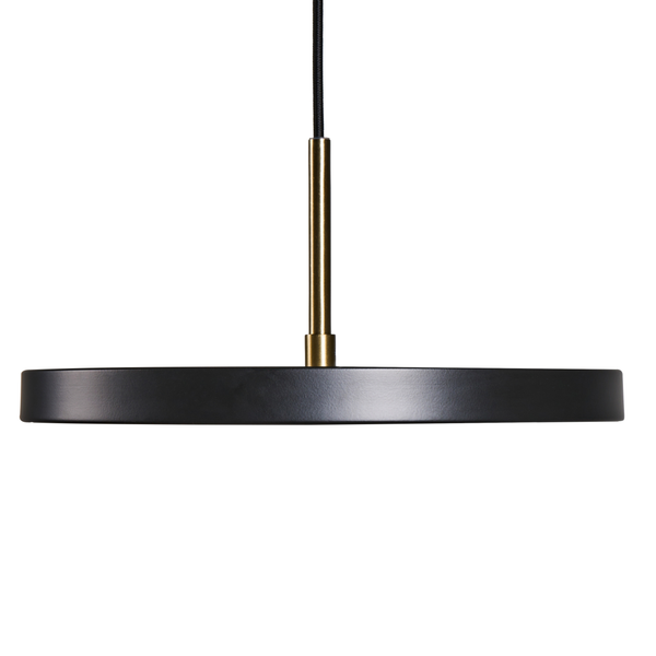 Moderne Pendelleuchte mit flachem rundem Leuchtenschirm und metallischem Element an der Aufhängung