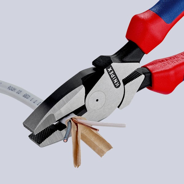 Knipex Kraft-Kombizangen Lineman's Pliers TT schwarz atramentiert, mit Mehrkomponenten-Hüllen, mit integrierter Befestigungsöse zum Anbringen einer Absturzsicherung 240 mm - 0902240TBK