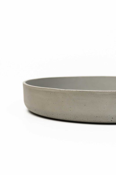 Rundes Aufsatzwaschbecken aus Beton mit matter Oberfläche, Detailansicht.