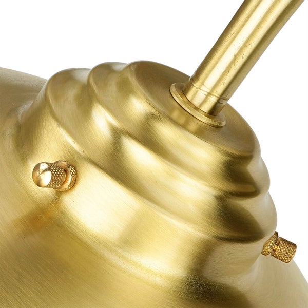 Detailansicht einer goldenen Lampe mit Einstellschrauben