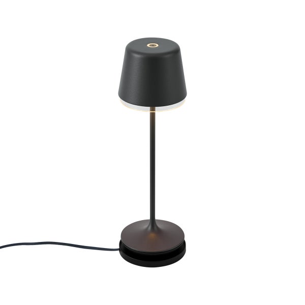 Moderne LED-Tischleuchte in Anthrazit mit schlankem Stab, rundem Fuß und zylindrischem Schirm auf einer Ladestation.