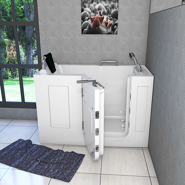 Begehbare Badewanne mit offener Tür in einem hellen Badezimmer