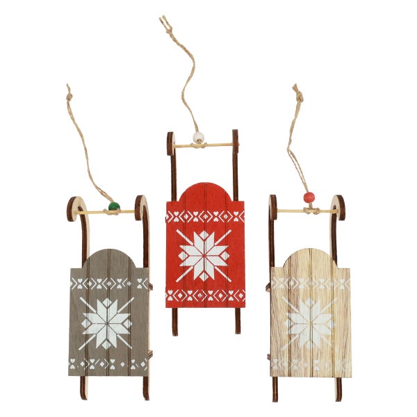 Drei Schlitten als Weihnachtsschmuck mit Schneeflockenmuster und Aufhängeschnur.