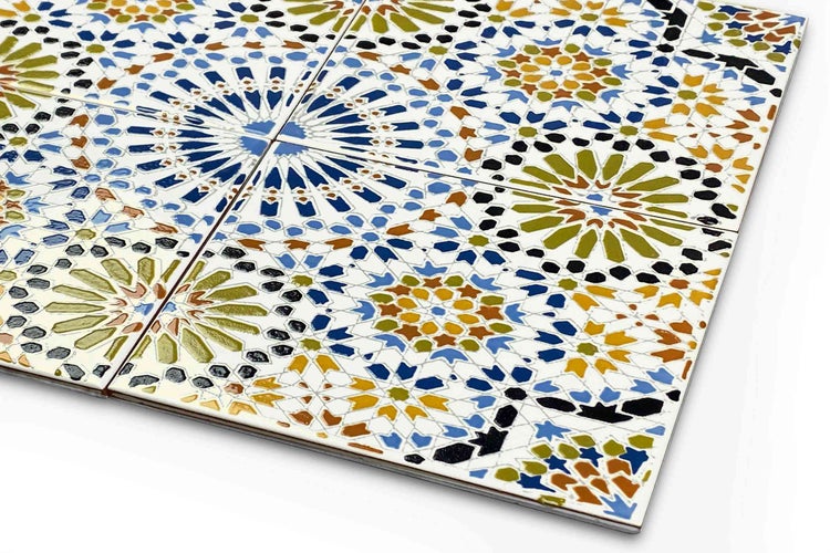 Mehrfarbige Dekorfliesen mit geometrischen Mustern