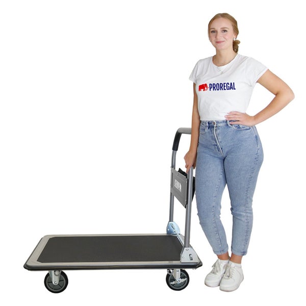 Frau mit klappbarem Plattformwagen