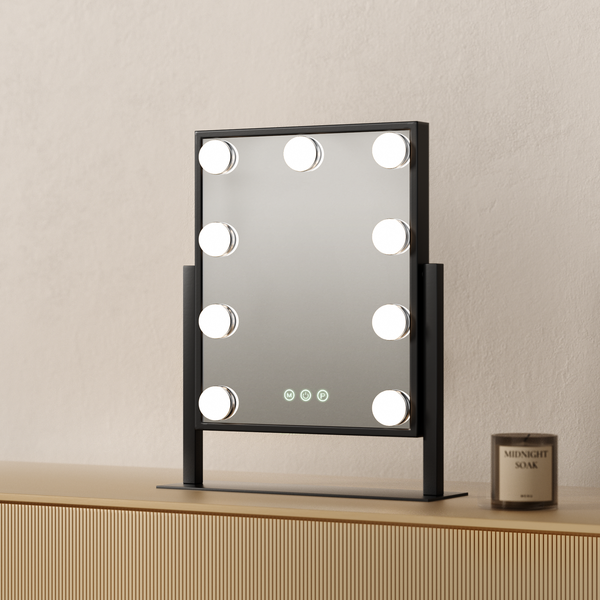 Schminkspiegel mit neun Leuchten und Touchscreen-Funktion auf einer Kommode