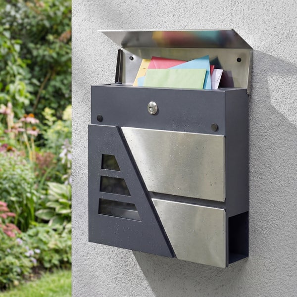 Wandmontierter Briefkasten in Anthrazit und Edelstahl-Optik mit Zeitungsfach, Sichtfenstern und geöffnetem Deckel mit bunten Briefen.