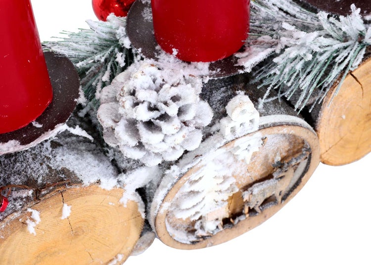 Adventskranz aus Holz mit Kerzen und Dekoration