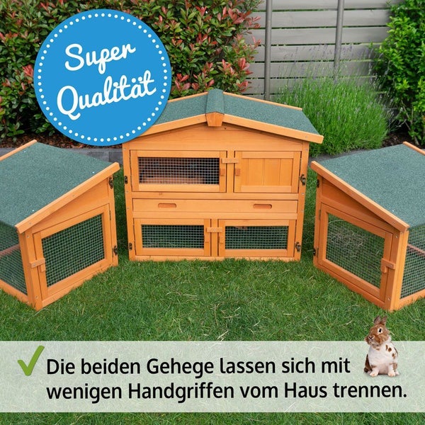 Hochwertiger Kleintierstall aus Holz mit zwei einfach abnehmbaren Auslaufgehegen und wetterfestem Bitumendach auf Rasen.