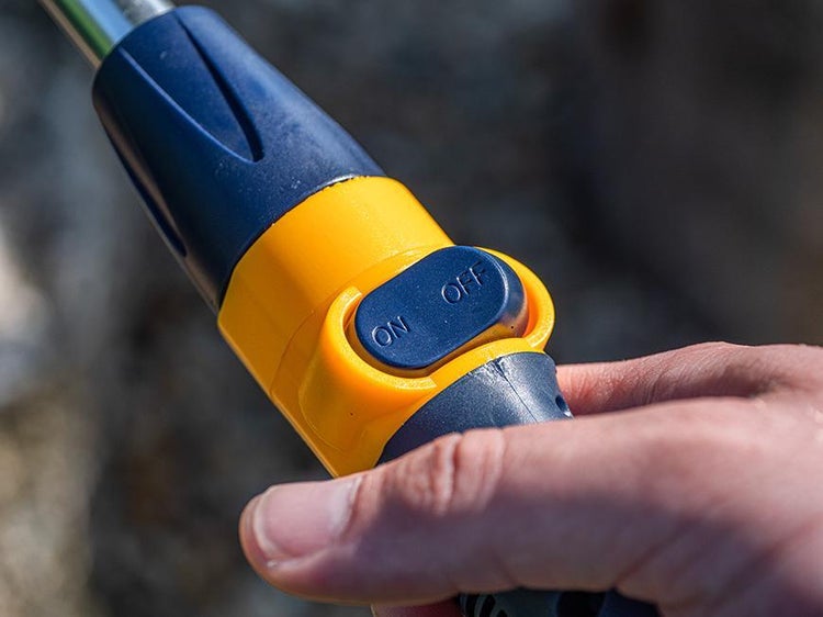 Wohnraum mit geometrischer Tapete, Bank, Vorhang und Lampe