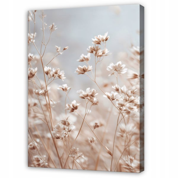 Leinwandbild mit Nahaufnahme von zarten Wiesenblumen im natürlichen Stil als Wanddekoration.