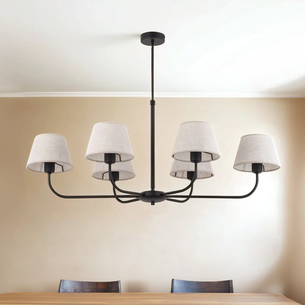 Sechsflammige Pendelleuchte mit Stoffschirmen über einem Esstisch