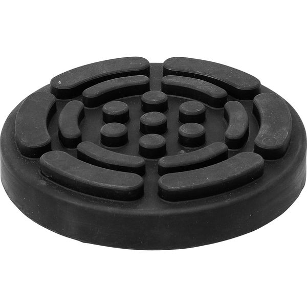 Olivenbaum Olea europaea mit dickem knorrigem Stamm im grossen Kunststofftopf im Außenbereich auf einer Palette stehend.