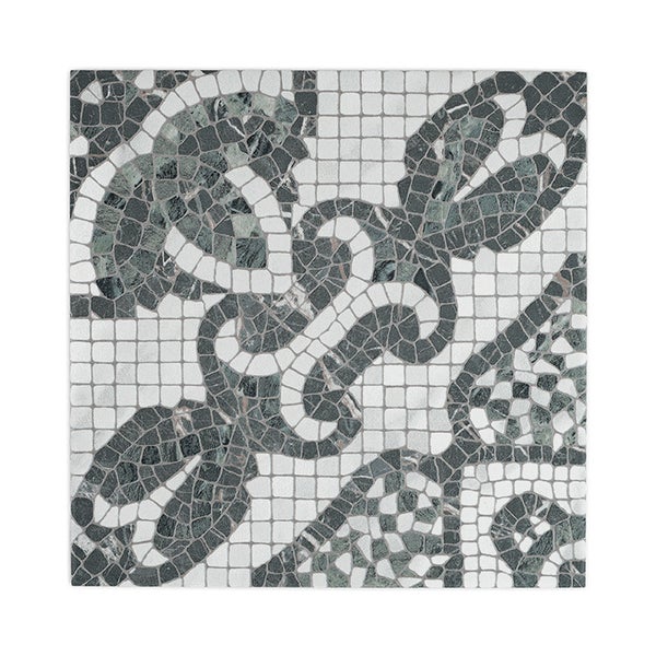 Quadratische Mosaikfliese mit dekorativem Blumenmuster in Steinoptik für Wand und Boden.