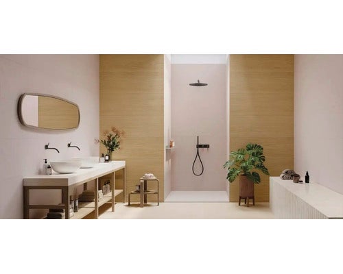 Modernes Badezimmer mit Doppelwaschtisch, schwarzen Armaturen, begehbarer Dusche und Wandpaneelen in Holzoptik.