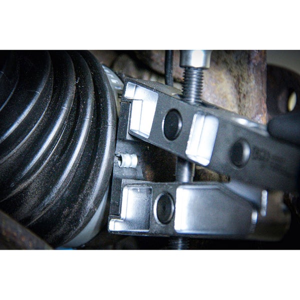 Gelenkwellenabzieher im Einsatz zur Demontage einer Antriebswelle