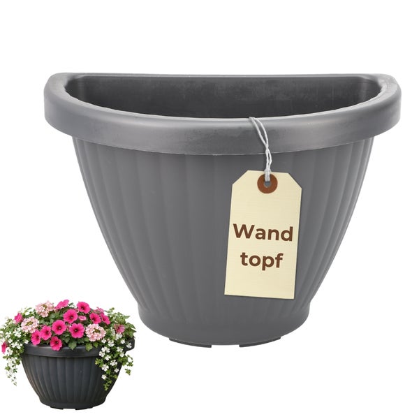 Grauer Wandtopf mit Etikett und blühender Bepflanzung