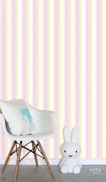 Zimmer mit gestreifter Tapete, Stuhl und Hasenlampe