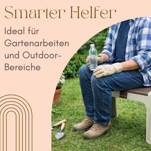 Mann macht Pause bei der Gartenarbeit sitzend auf einem Sitzhocker mit Wasserflasche in der Hand