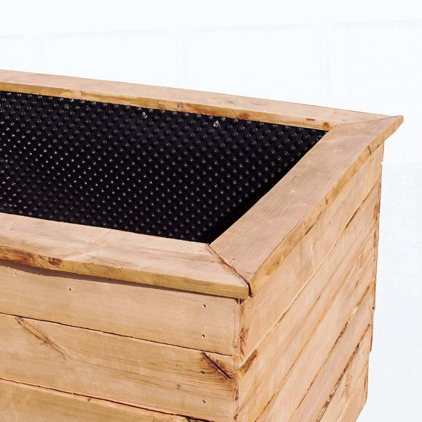 Rechteckiges Hochbeet aus Holz mit Noppenfolie als Innenauskleidung für den Garten