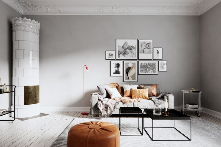 Wohnzimmer mit Sofa, Couchtisch, Kunstwerken und Kaminofen