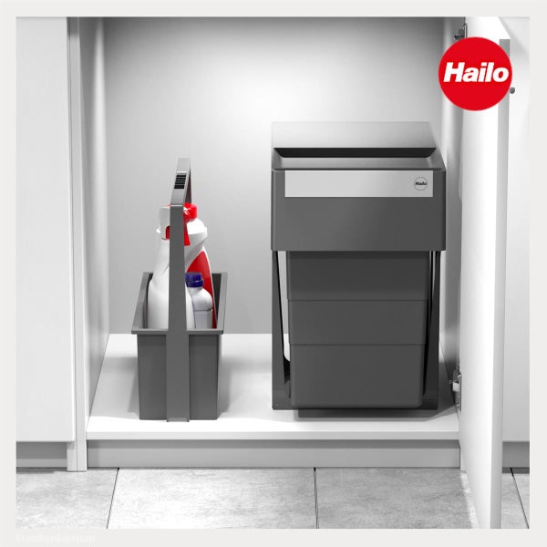 Hailo Mülltrennsystem und grauer Reinigungsmittelkorb in einem weißen Spülenschrank.
