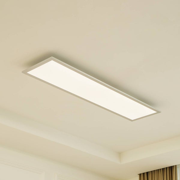 Rechteckiges LED-Panel an der Decke montiert, flache Deckenleuchte aus Metall und Kunststoff.