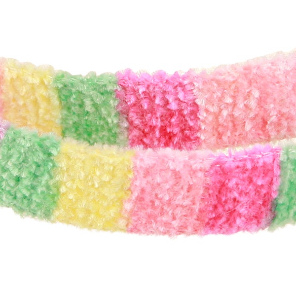 Flauschige Bordüre mit Karomuster