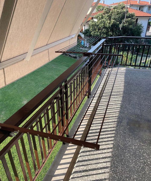Balkon mit ausklappbarem Wäscheständer zur Montage am Geländer