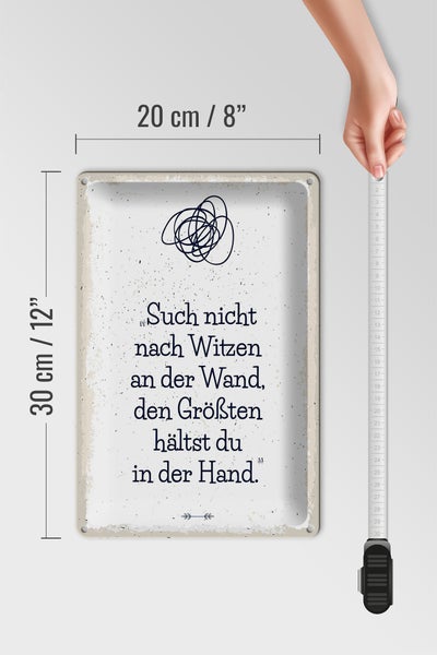 Blechschild Spruch Such nicht nach Witzen an der Wand 20x30cm