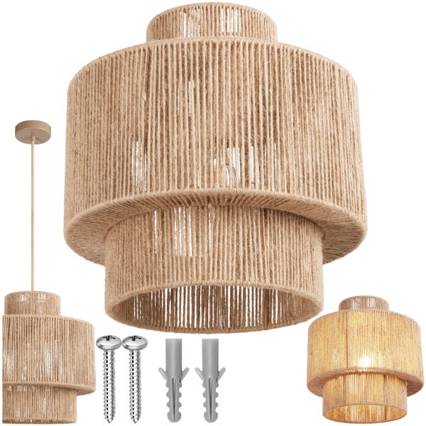 Gartenlounge-Set mit Rattanstruktur und hellen Polstern auf einer Terrasse