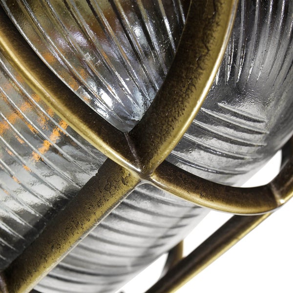 Nahaufnahme einer Retro-Leuchte mit geriffeltem Glas und Metallgehäuse.