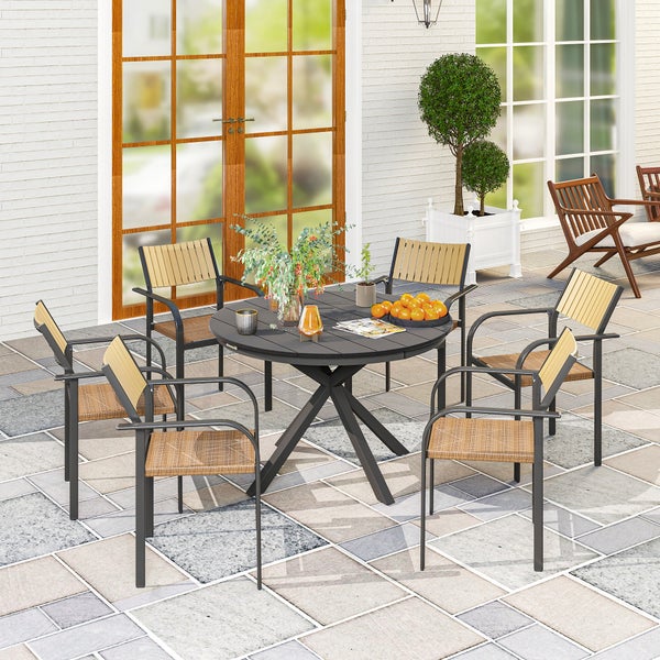 Modernes Gartenmöbel-Set auf einer hellen Terrasse mit einem runden dunkelgrauen Tisch und sechs Stühlen aus Metall, Holzlatten und Geflecht.