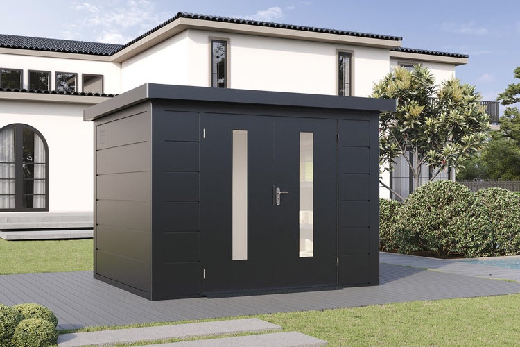 Modernes Metallgerätehaus mit Doppeltür und Glaseinsätzen im Garten vor einem Wohnhaus.